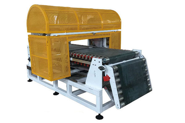 Horizontal synchronous cutting machine